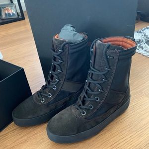 Yeezy Suede Military Boot "Onyx”
2018 Never warn